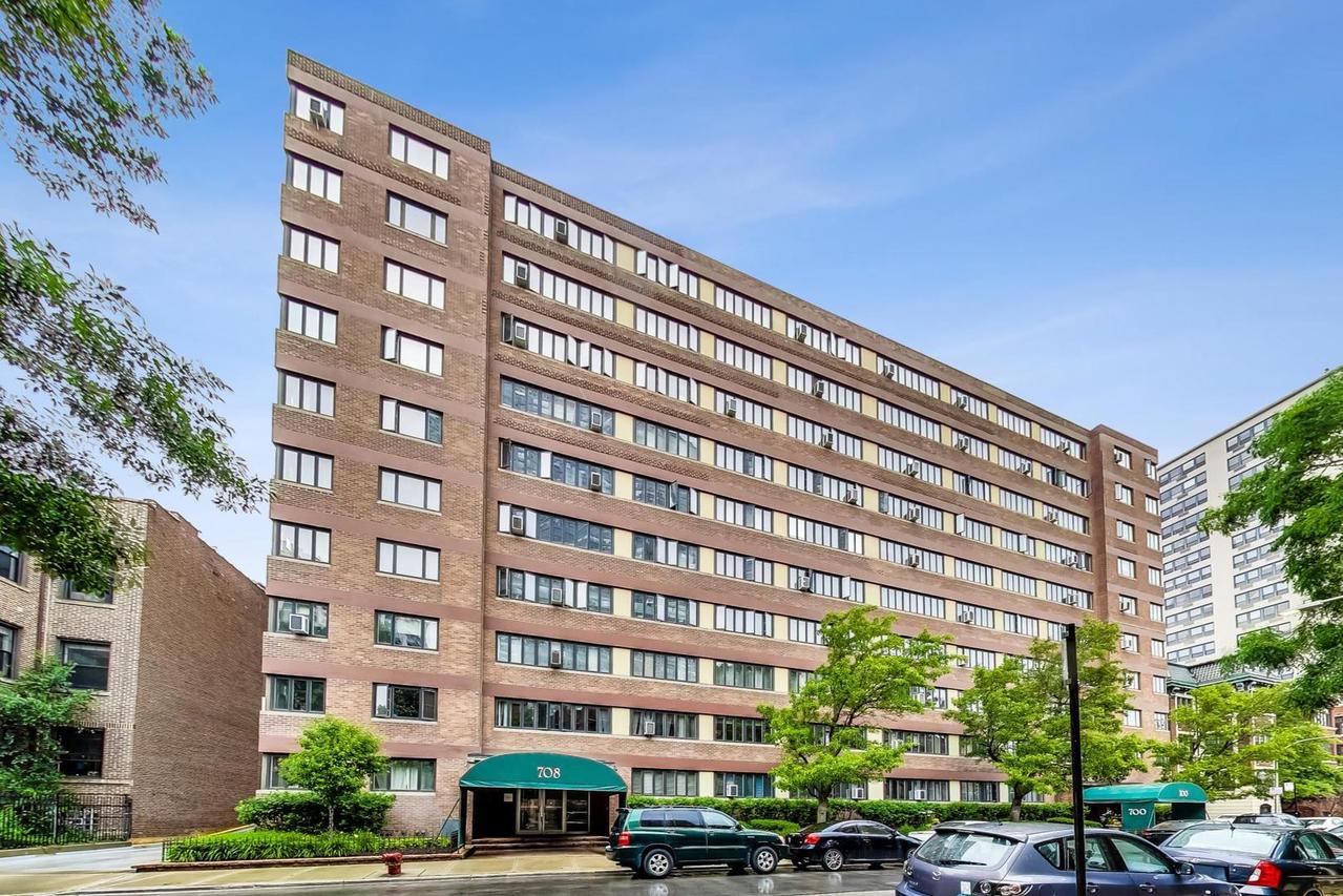 708 W Bittersweet Pl. #512, Chicago, IL 60613