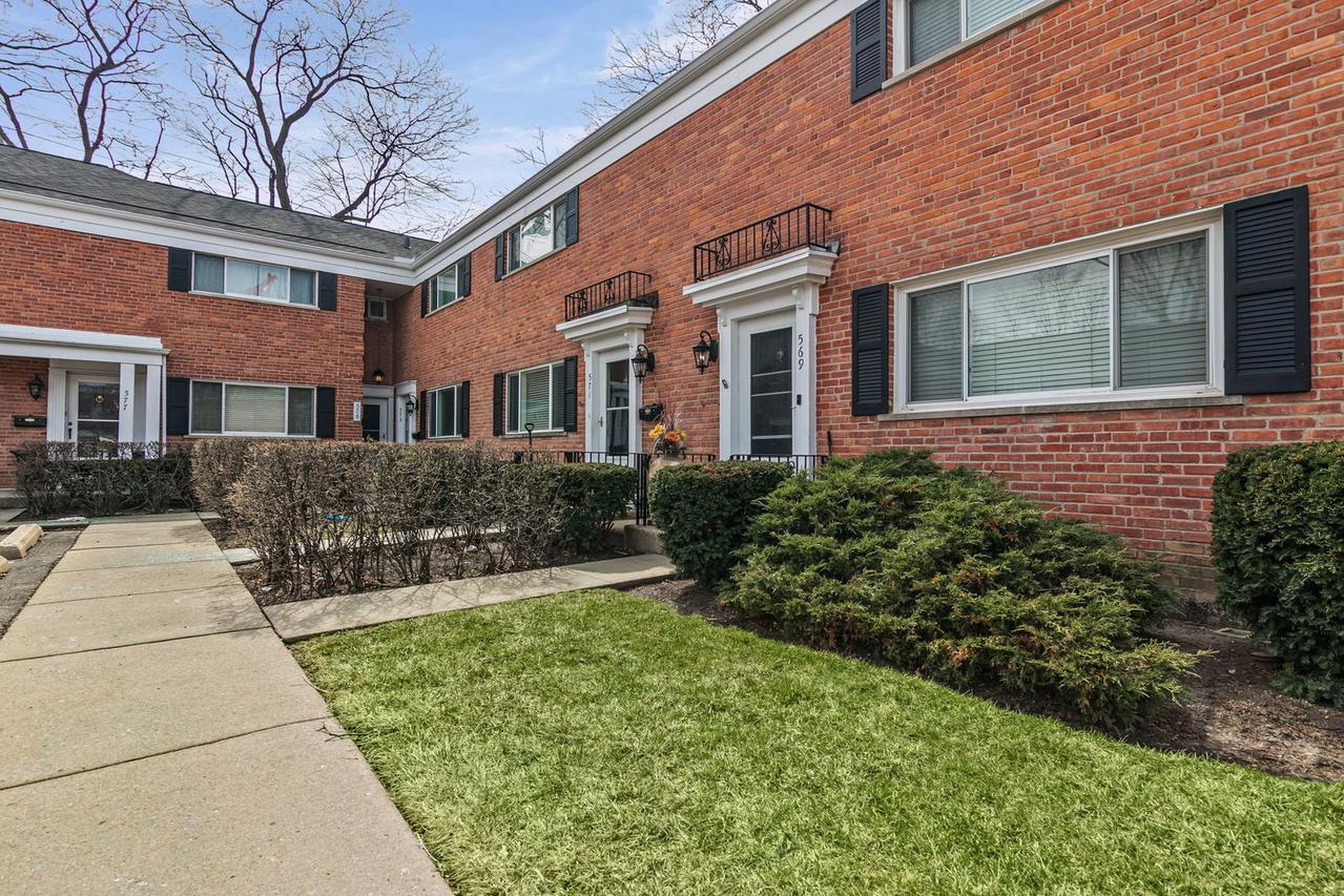 573 Shorely Dr., Barrington, IL 60010