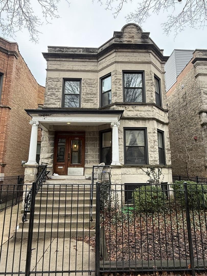 1325 W Cornelia Ave., Chicago, IL 60657