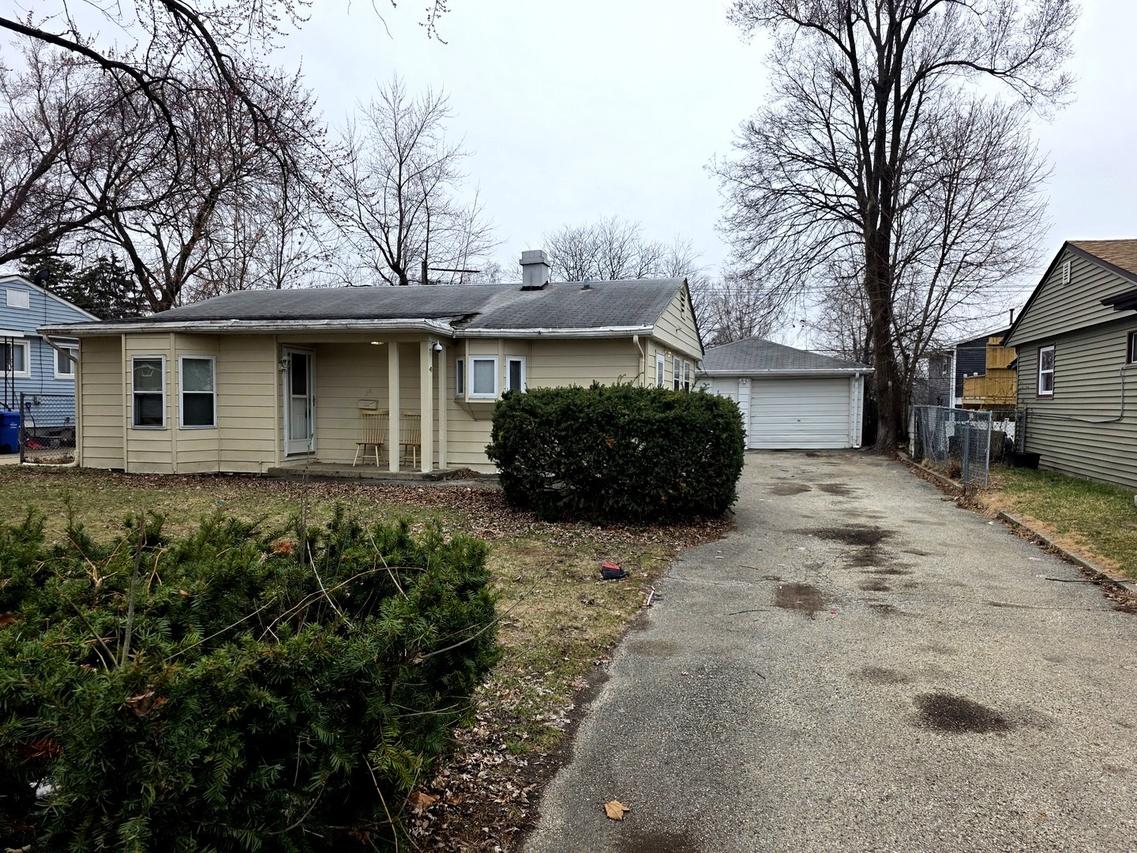 28 Hickory Dr., Carpentersville, IL 60110