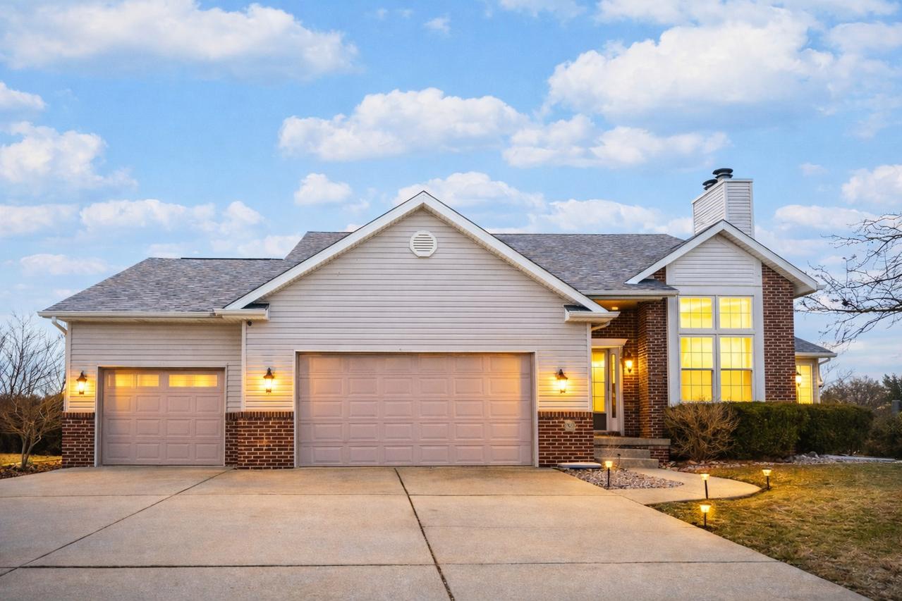 15 Greythorne Cir., Bloomington, IL 61704