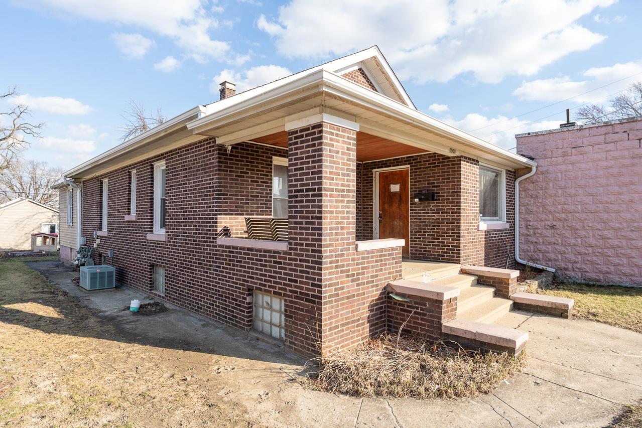 1900 N Center St., Crest Hill, IL 60403