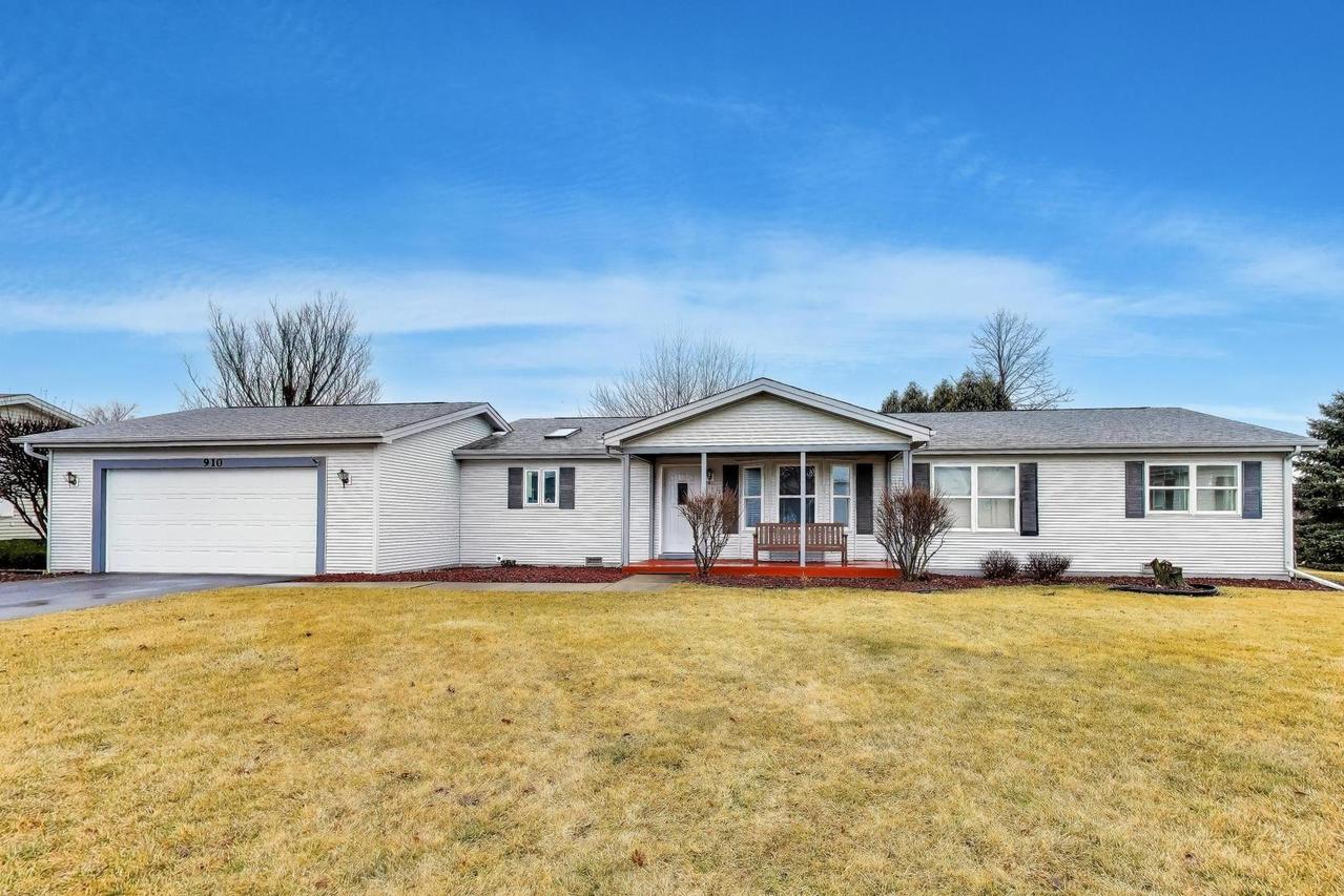 910 Shetland Ct., Grayslake, IL 60030