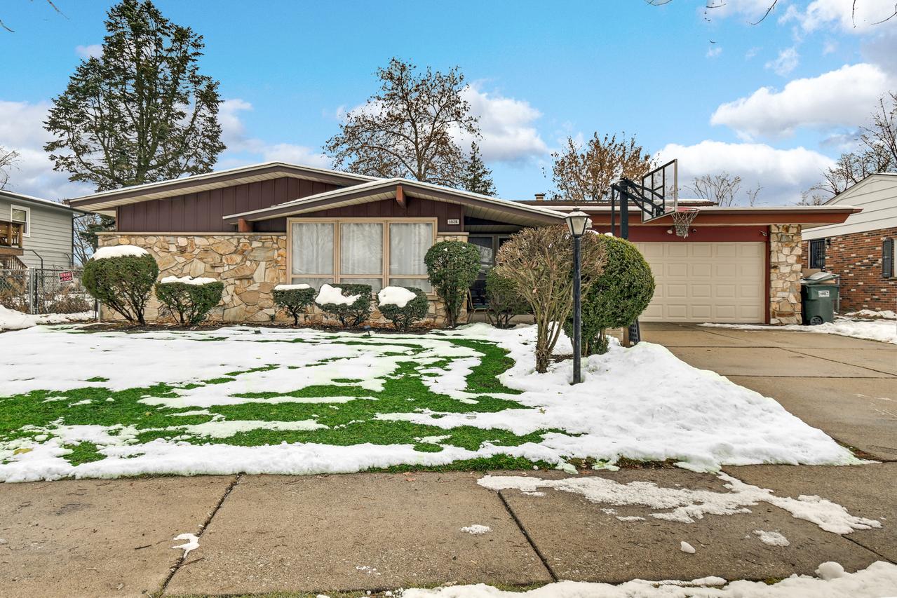 1028 W Strieff Ln., Glenwood, IL 60425