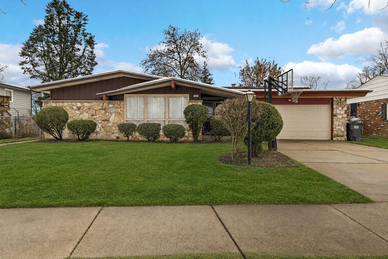 1028 W Strieff Ln., Glenwood, IL 60425