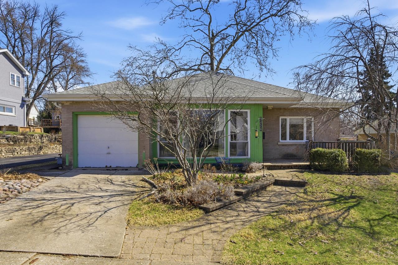 5429 Benton Ave., Downers Grove, IL 60515