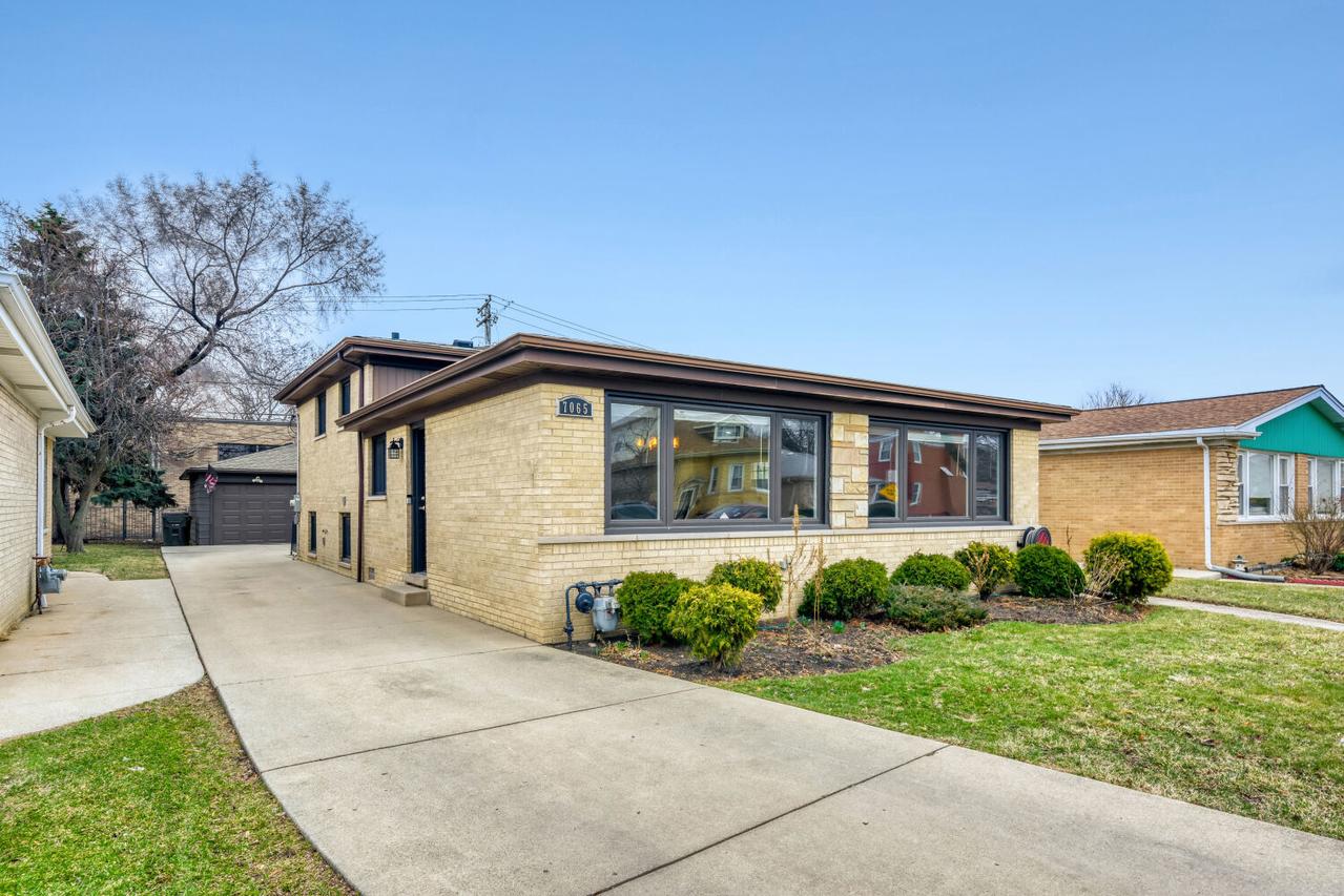 7065 N Hamlin Ave., Lincolnwood, IL 60712