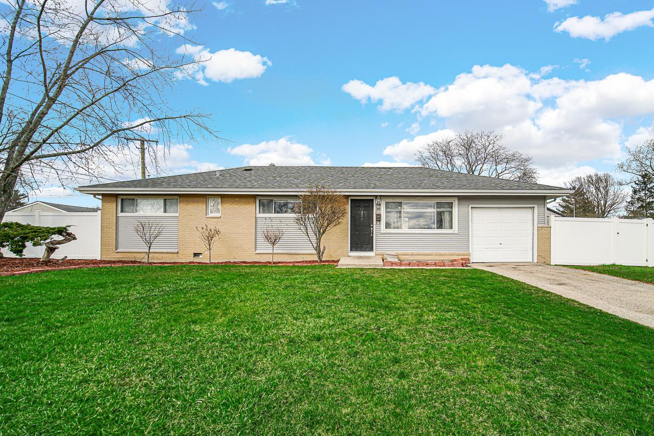 310 Maricopa Ln., Hoffman Estates, IL 60169