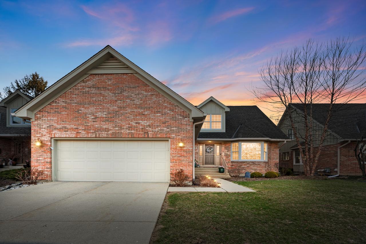 925 Wedgewood Dr., Crystal Lake, IL 60014