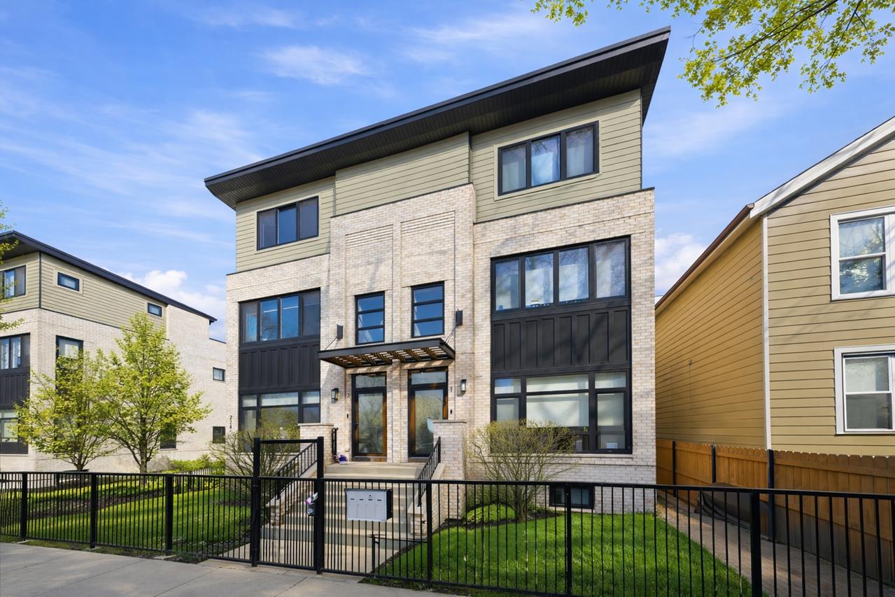 2245 N Rockwell St. #2, Chicago, IL 60647