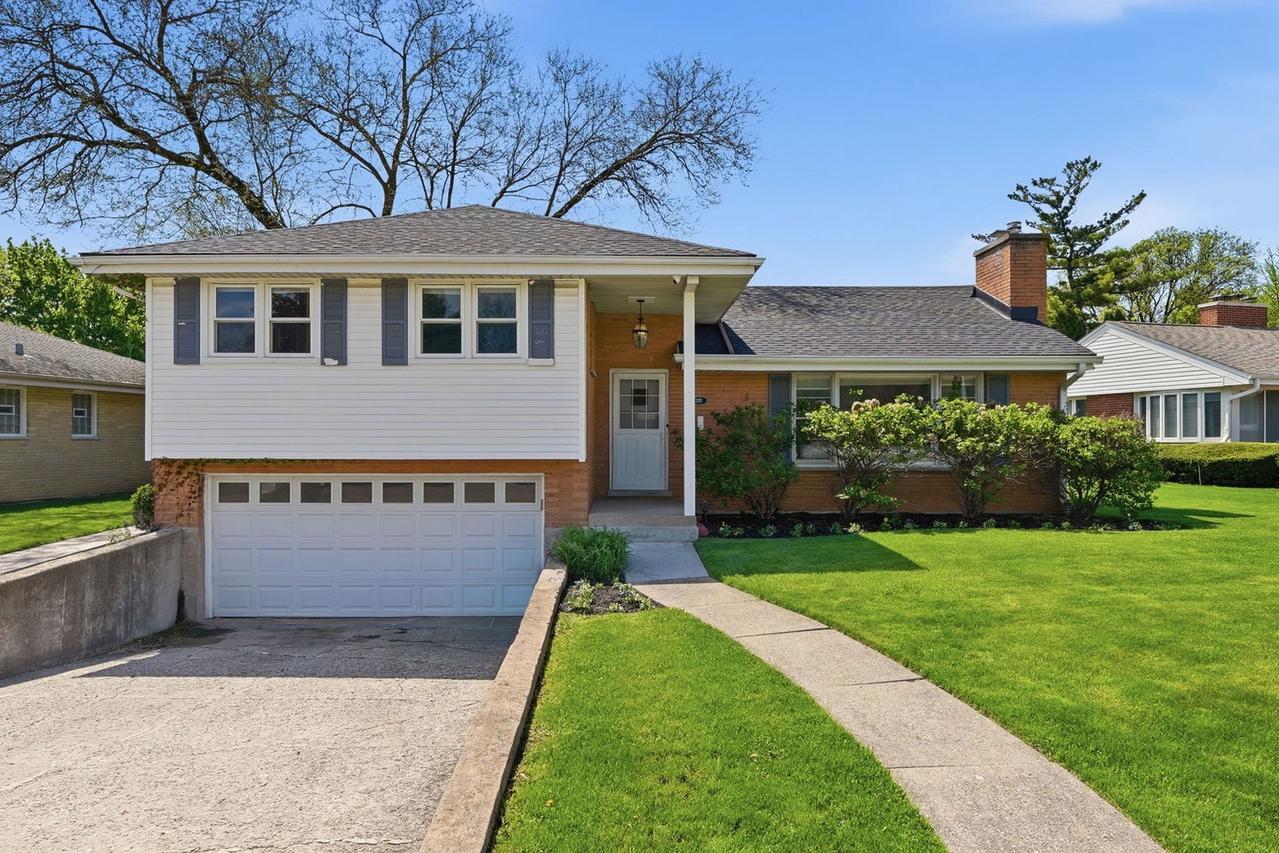 389 Michael John Dr., Park Ridge, IL 60068