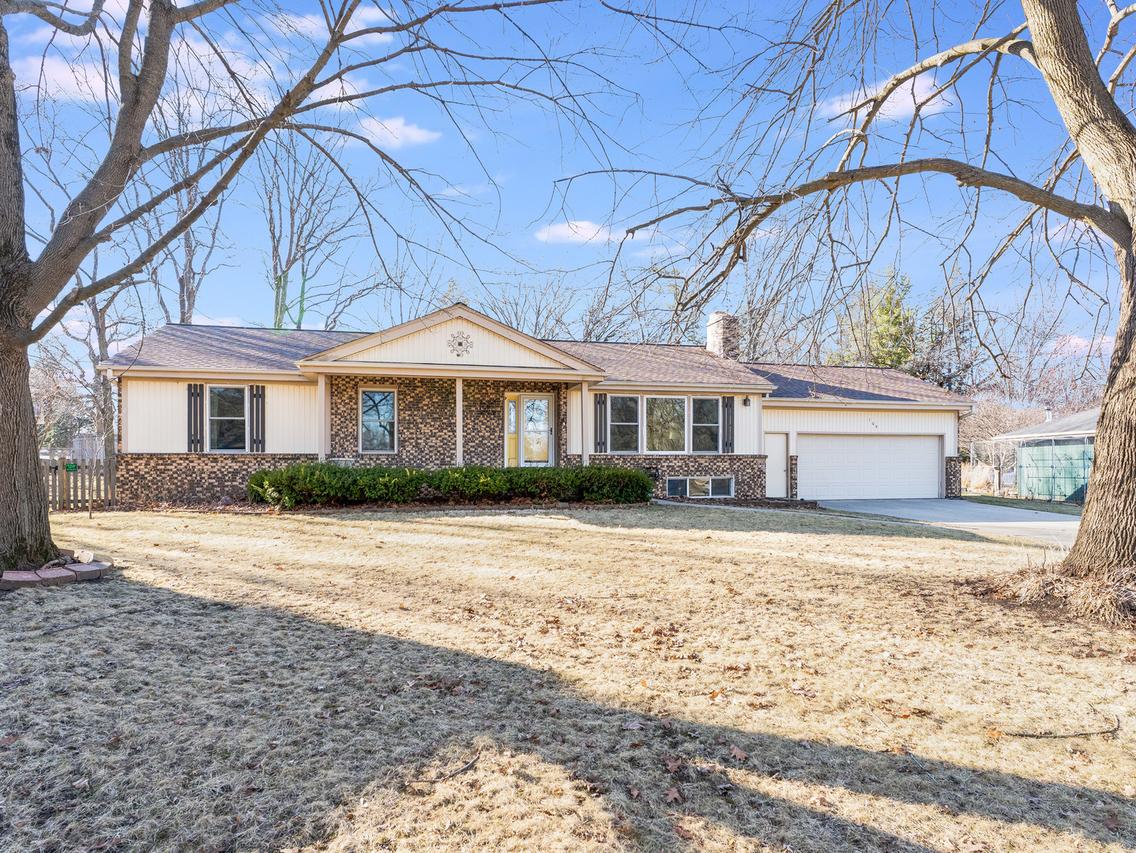 109 E Oak Knoll Dr., Hinckley, IL 60520