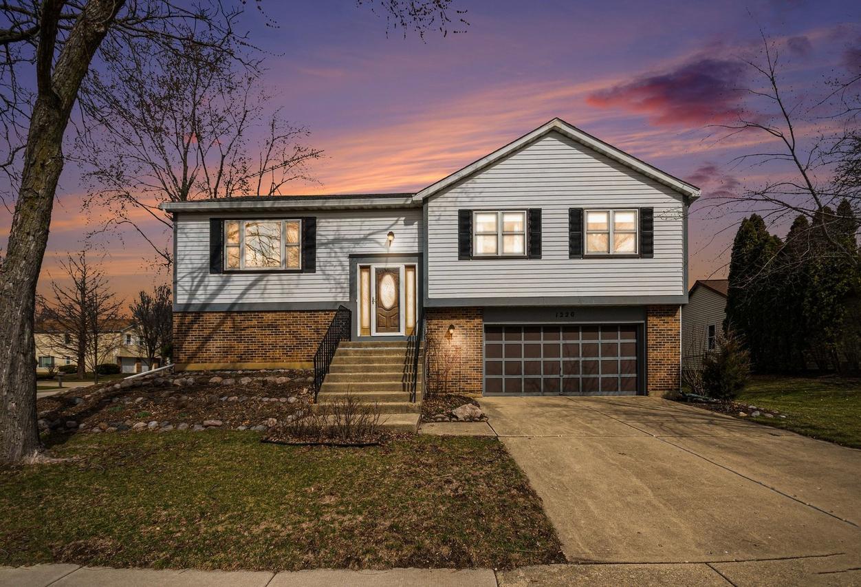 1220 John Dr., Hoffman Estates, IL 60169