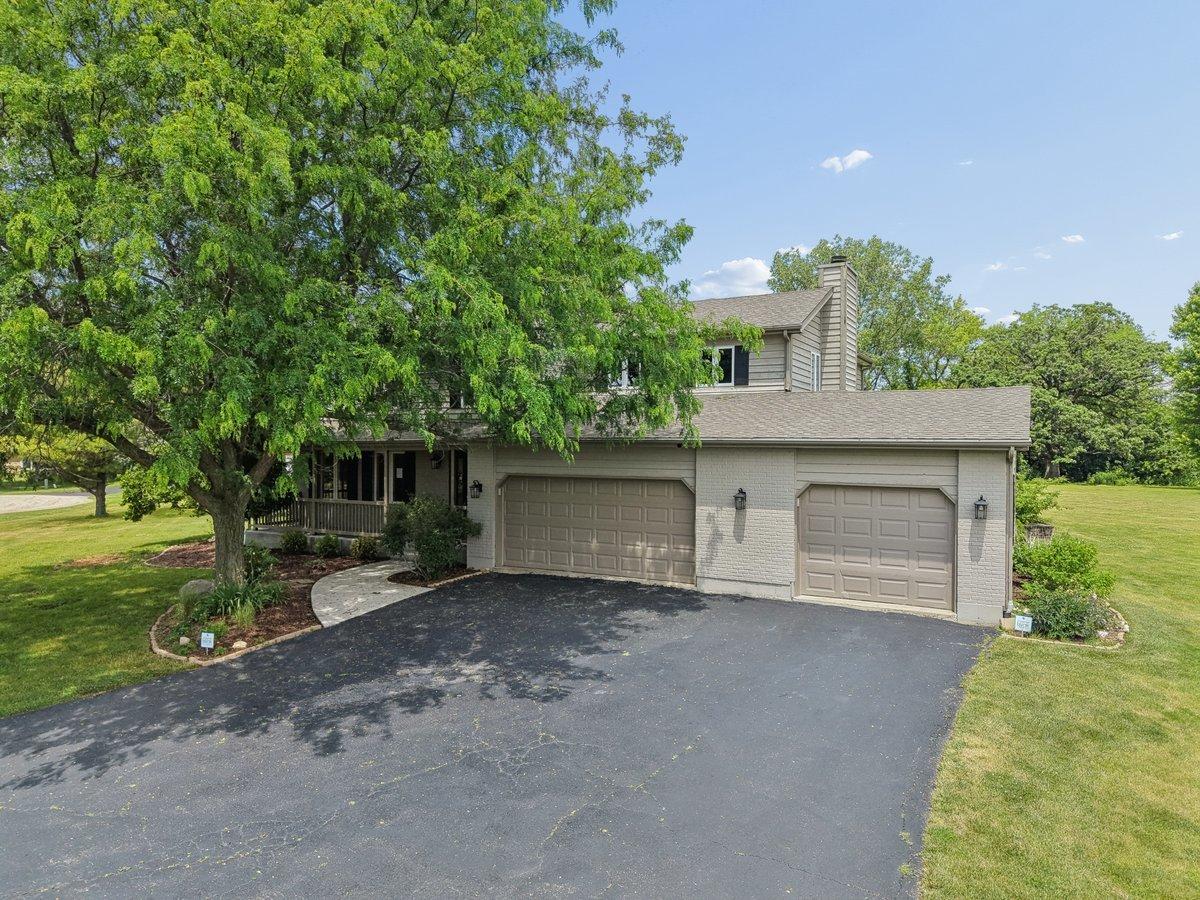 209 Mooregate Tr., Hawthorn Woods, IL 60047