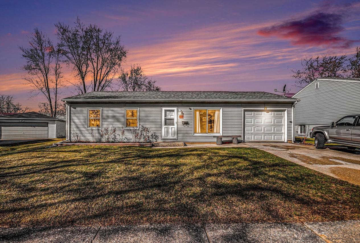 218 Mayfield Dr., Streamwood, IL 60107