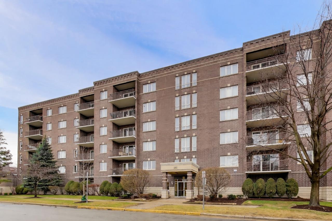 1327 Brown St. #404, Des Plaines, IL 60016