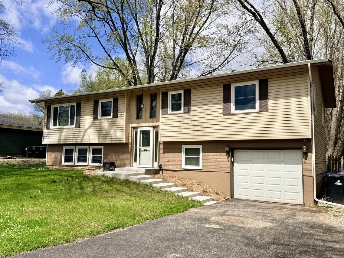 2704 Myang Ave., Mchenry, IL 60050