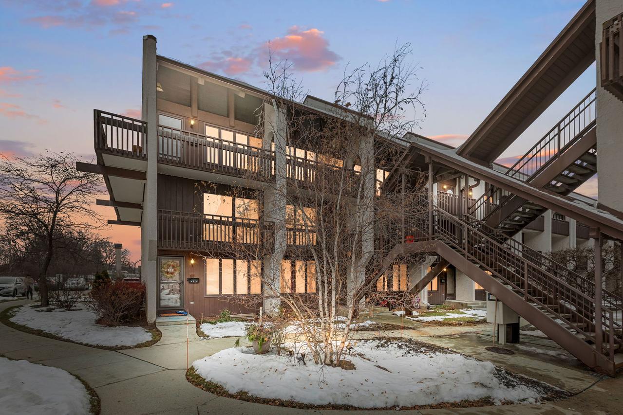 6600 W Wood River Dr. #201, Niles, IL 60714