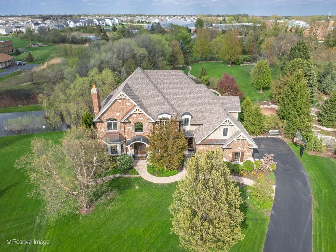 37W220 Mission Hills Dr., St. Charles, IL 60175