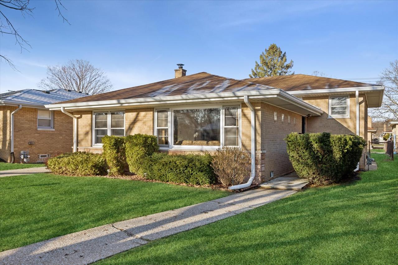 942 Sherwood Rd., La Grange Park, IL 60526