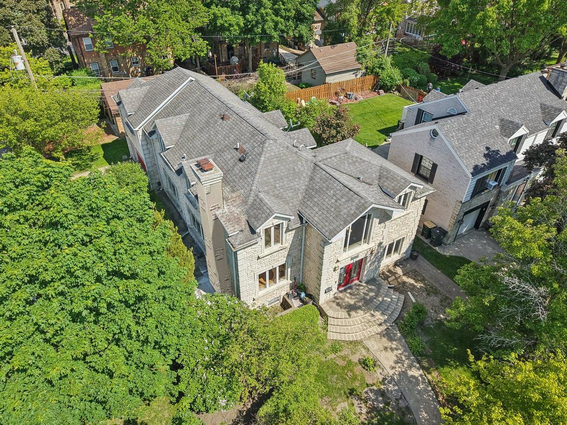 6857 N Knox Ave., Lincolnwood, IL 60712