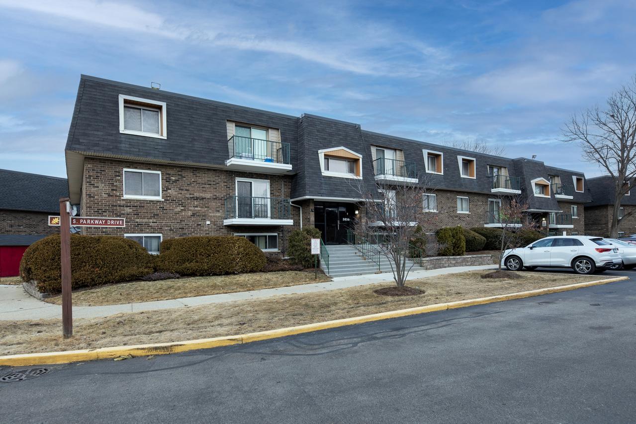 3856 S Parkway Dr. #3B, Northbrook, IL 60062