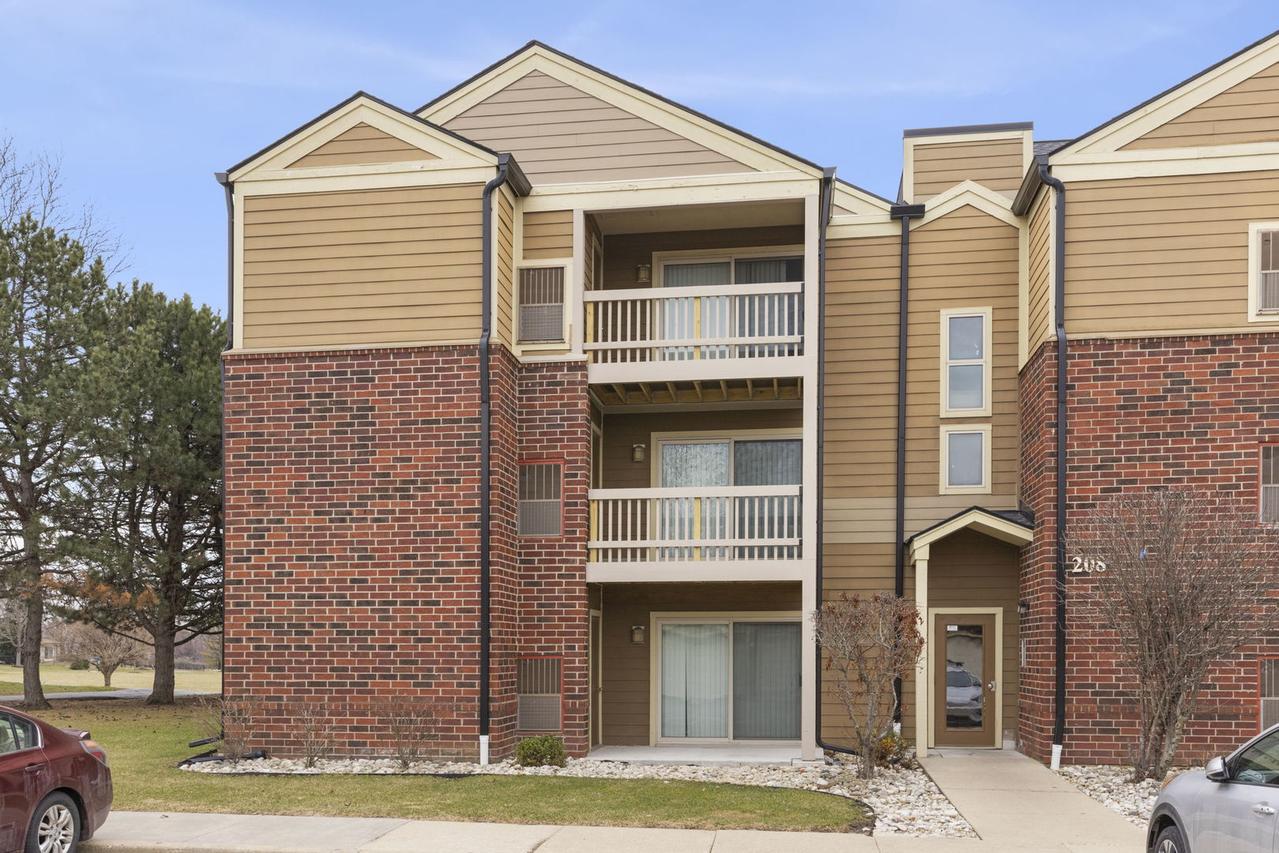 208 Glengarry Dr. #302, Bloomingdale, IL 60108