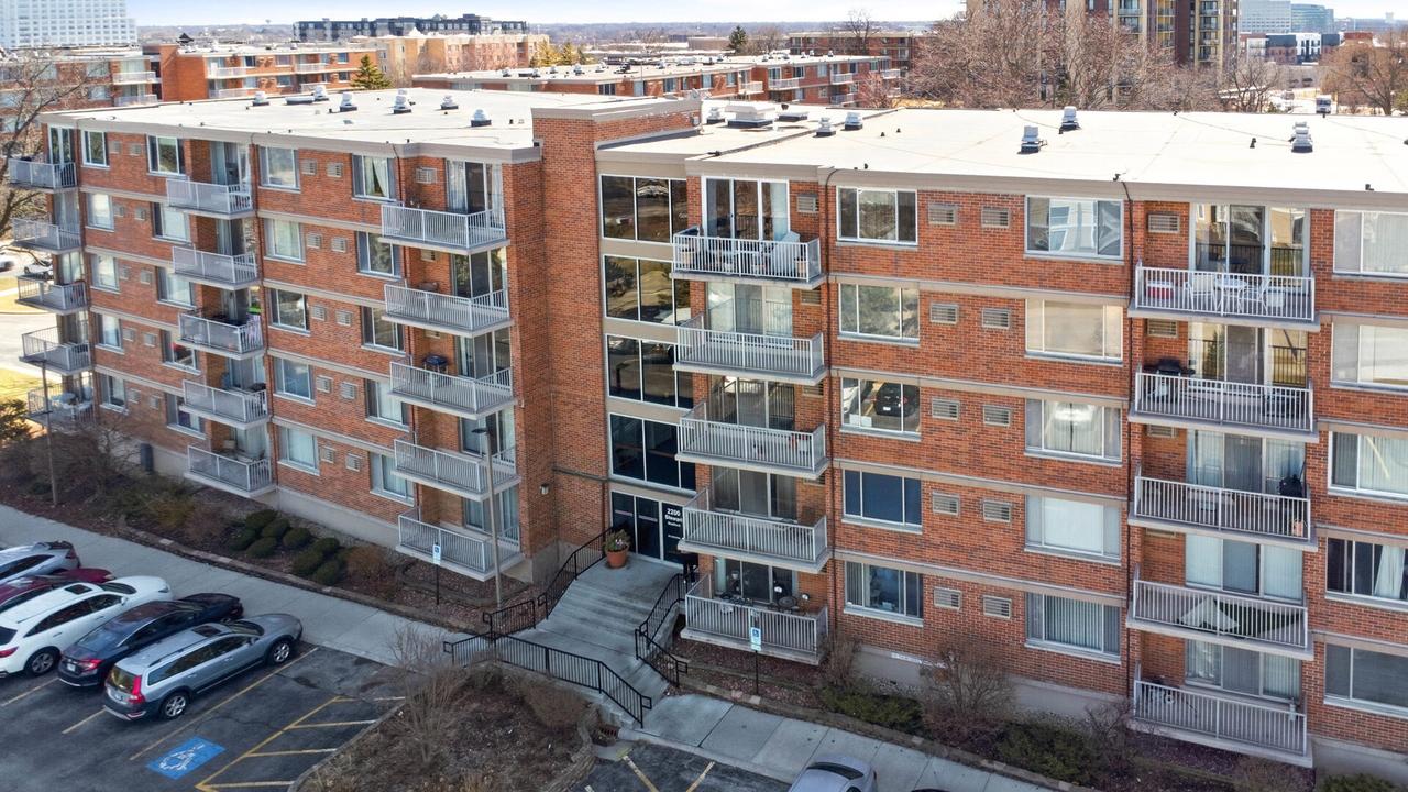 2200 S Stewart Ave. #3J, Lombard, IL 60148