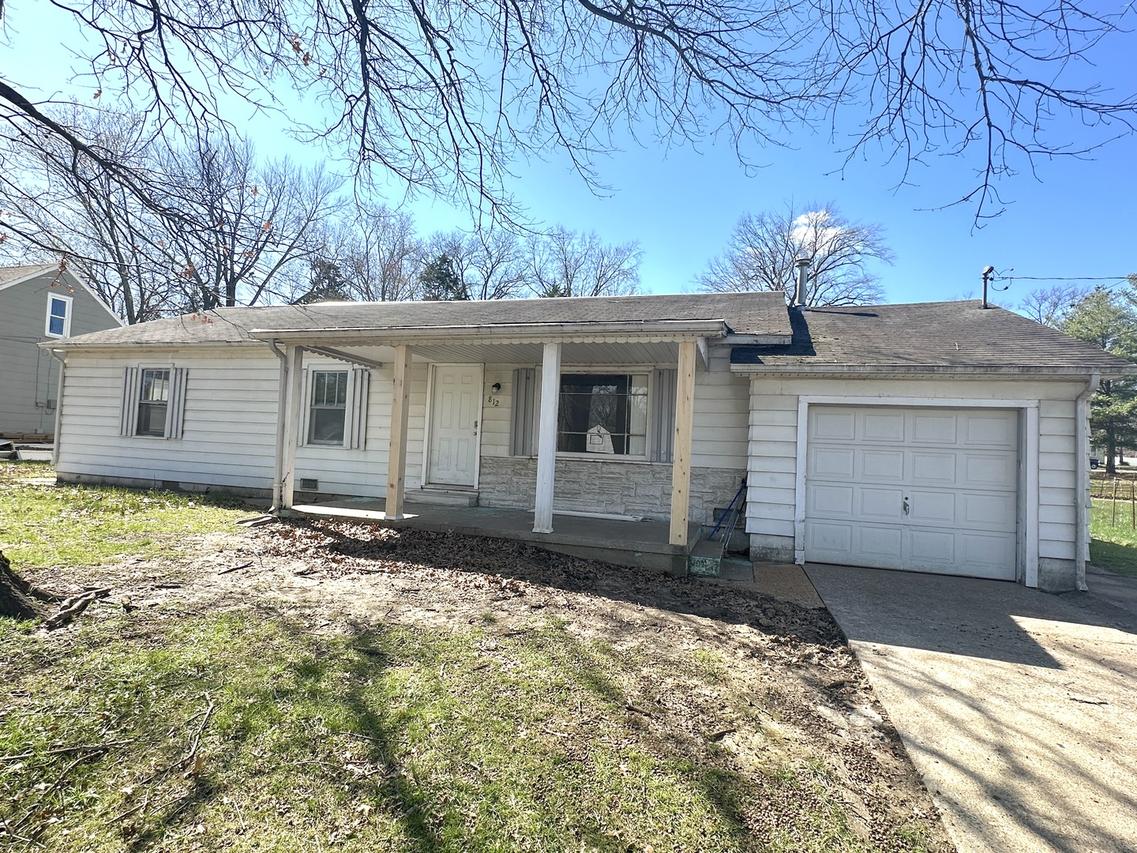 812 N Almond St., Carbondale, IL 62901