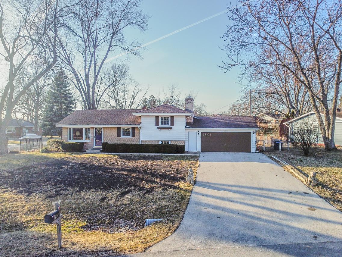 7802 Warwick Ave., Darien, IL 60561