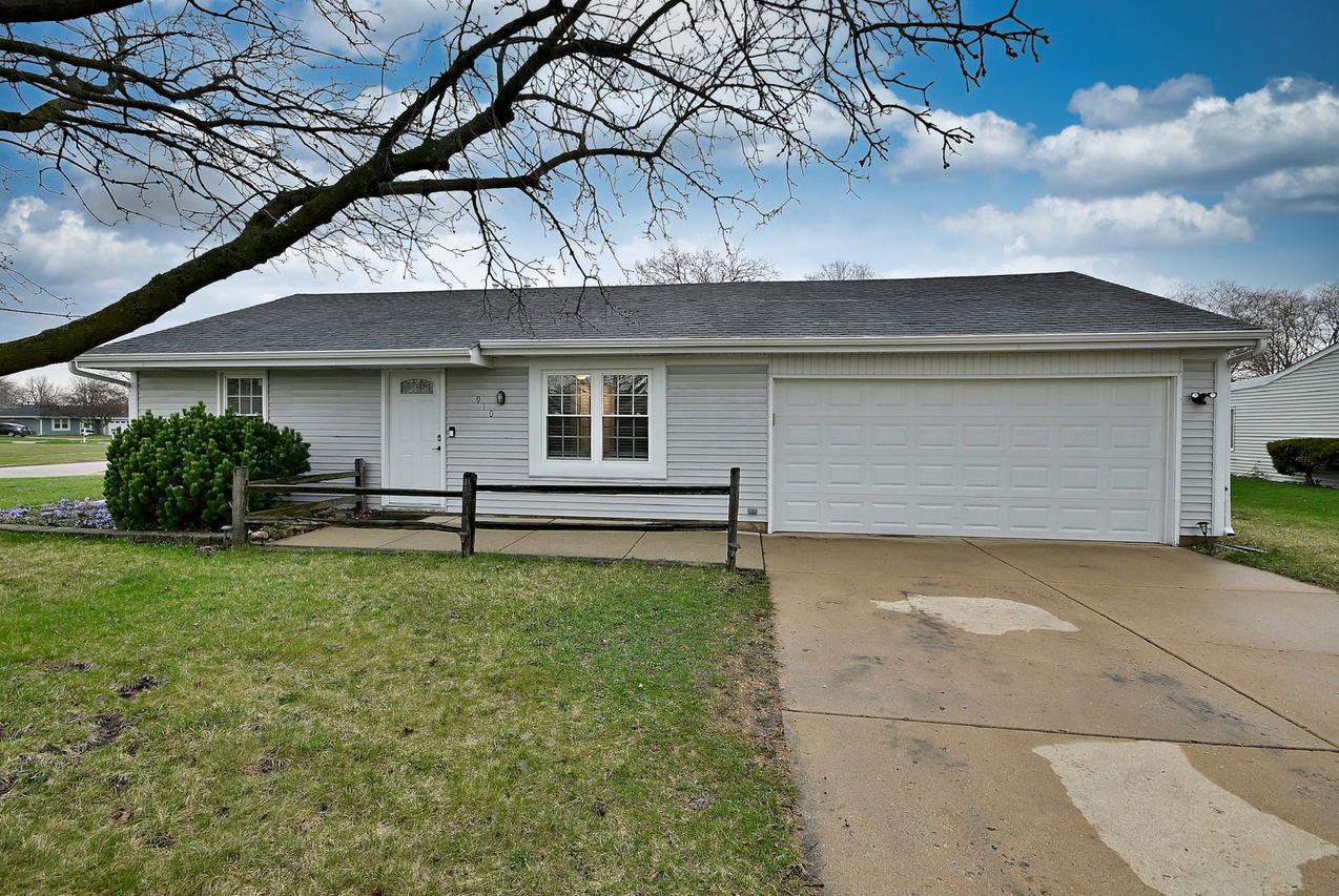 910 Greenfield Dr., Aurora, IL 60506