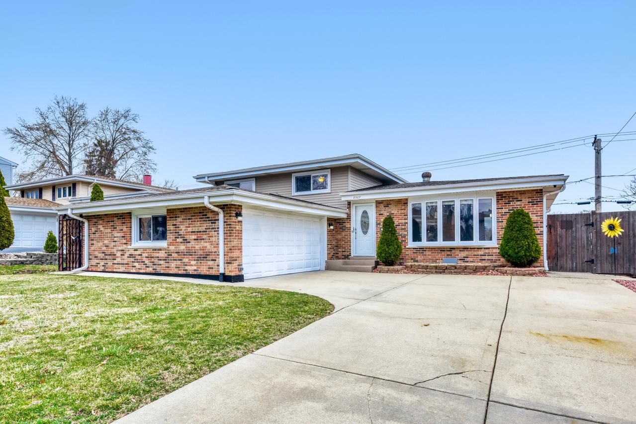 8507 Blue Ridge Ave., Hickory Hills, IL 60457