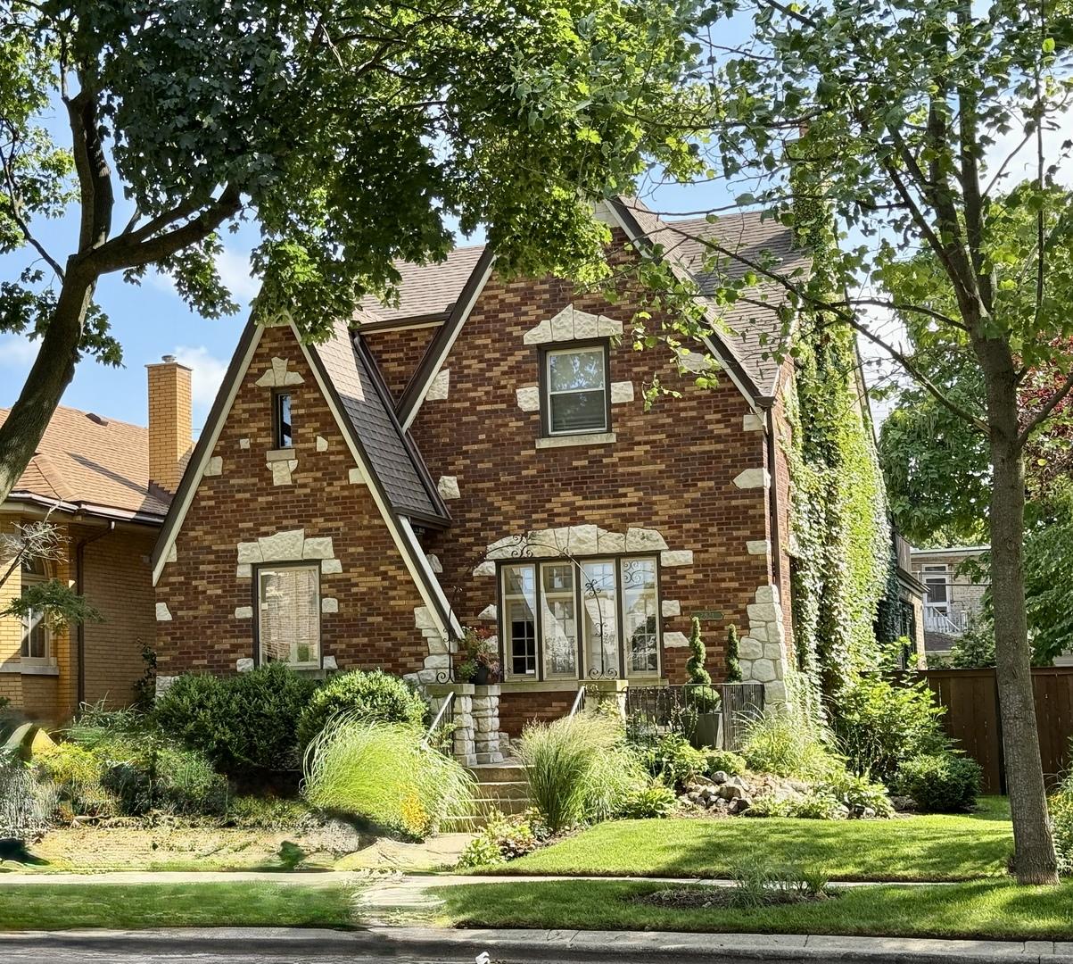 2821 W Greenleaf Ave., Chicago, IL 60645