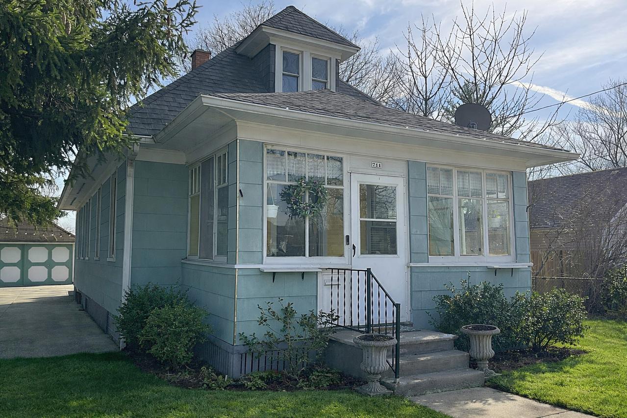 711 Bluff City Blvd., Elgin, IL 60120