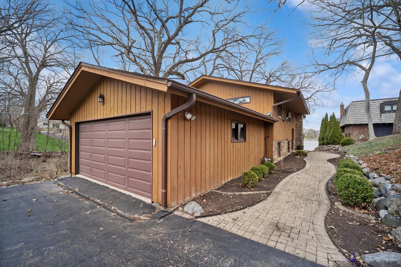 128 Hickory Rd., Lake In The Hills, IL 60156