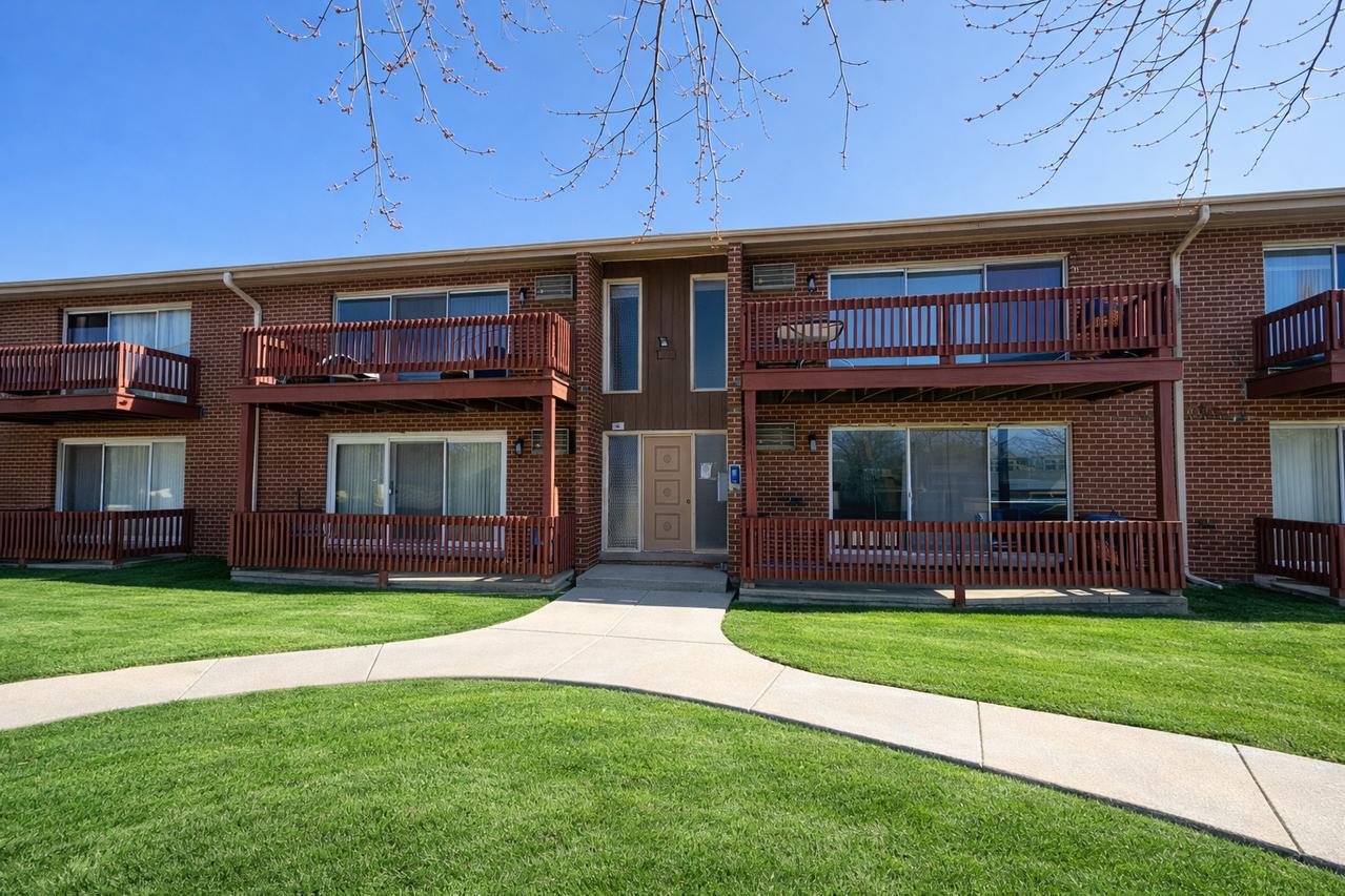 555 N Carroll Pkwy. #1F, Glenwood, IL 60425