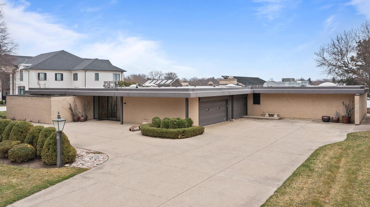 66 Watergate Rd., South Barrington, IL 60010