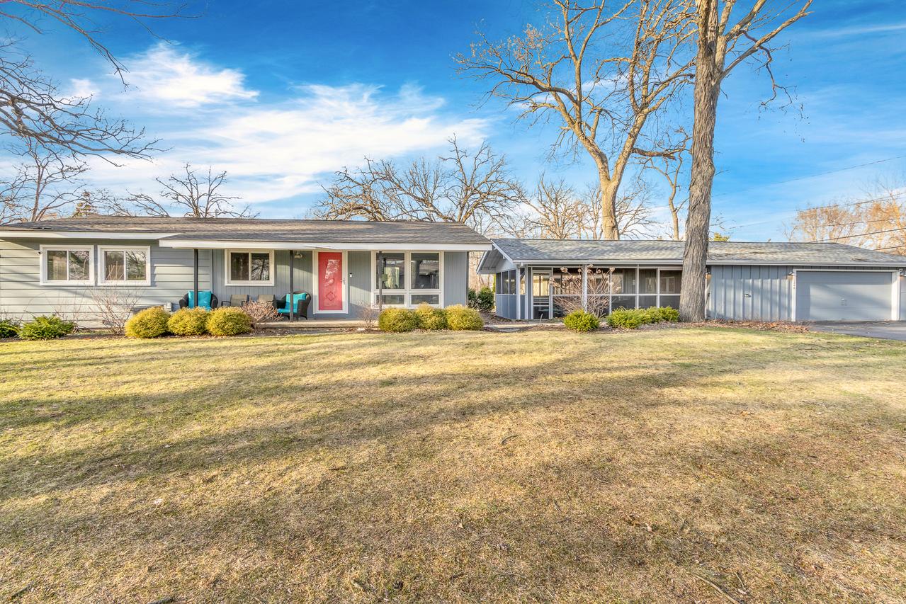 1246 Pinewood Dr., Crystal Lake, IL 60014