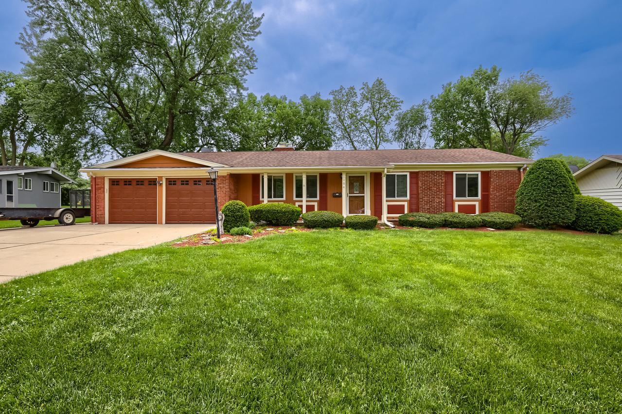 104 Sharon Ln., North Aurora, IL 60542