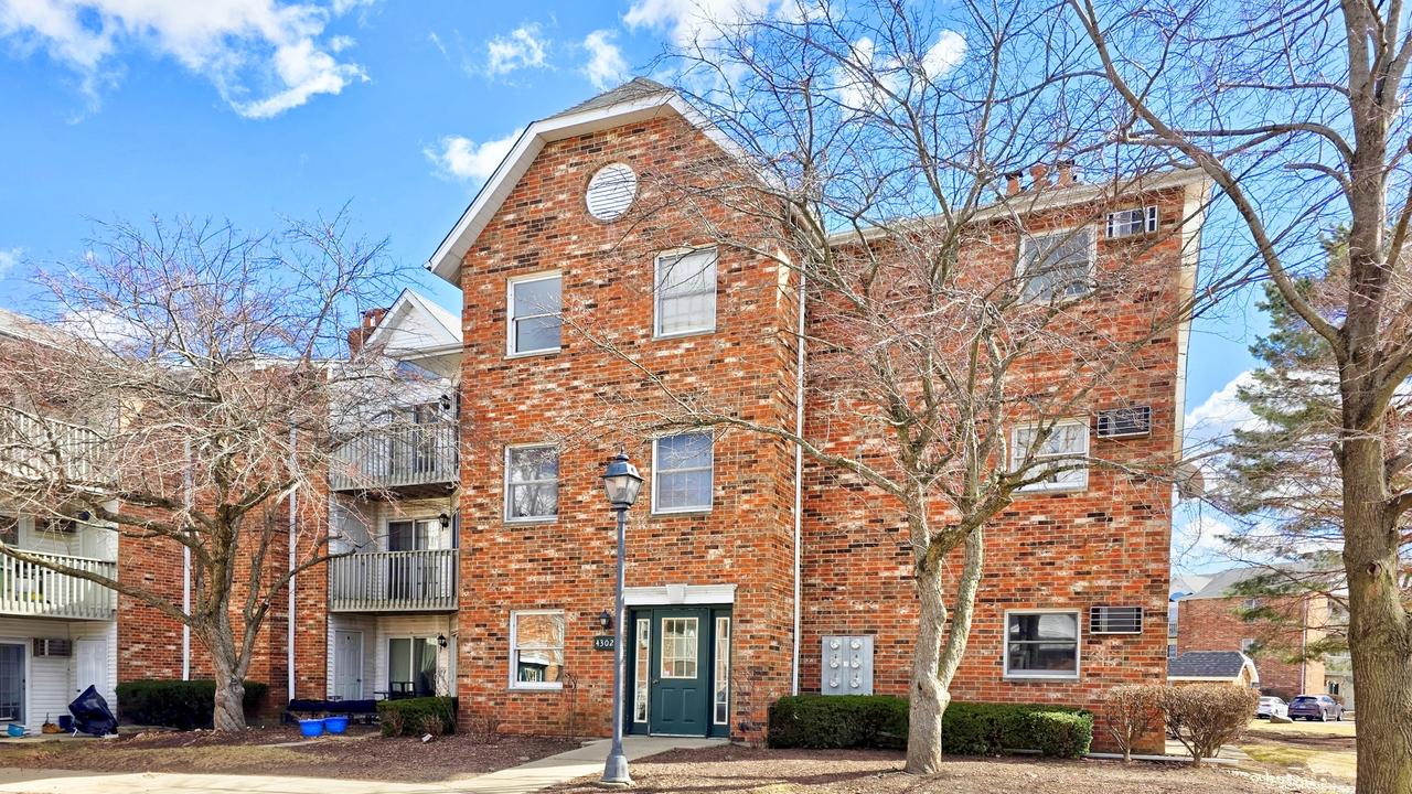 4302 W Shamrock Ln. #2D, Mchenry, IL 60050