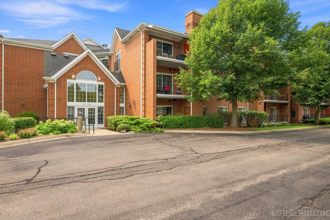 147 Hunt Club Dr., St. Charles, IL 60174