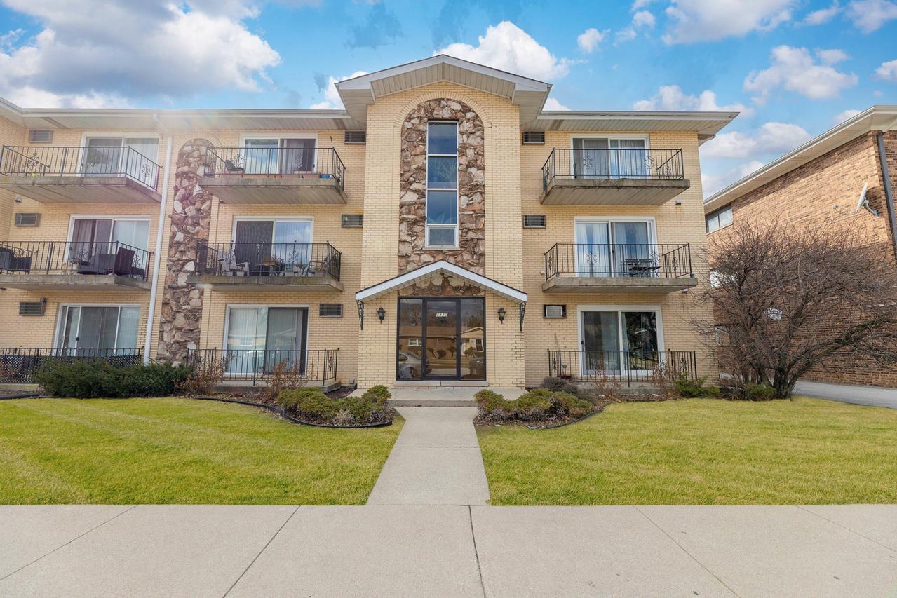 8830 Mobile Ave. #201, Oak Lawn, IL 60453