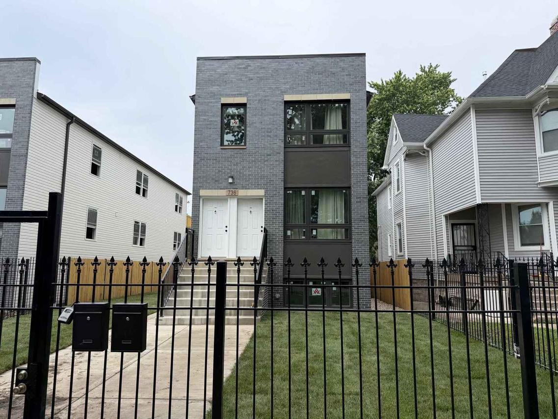 736 N Pine Ave., Chicago, IL 60644