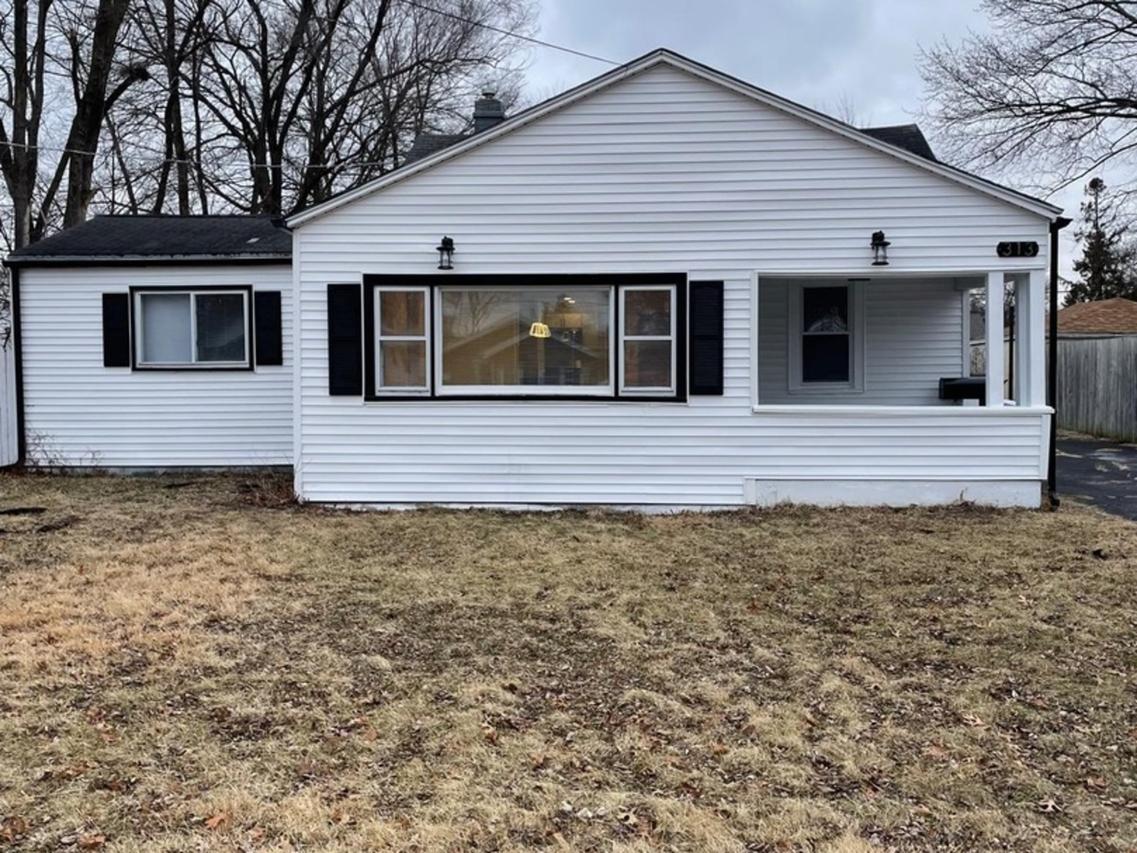 313 Grand Blvd., Loves Park, IL 61111