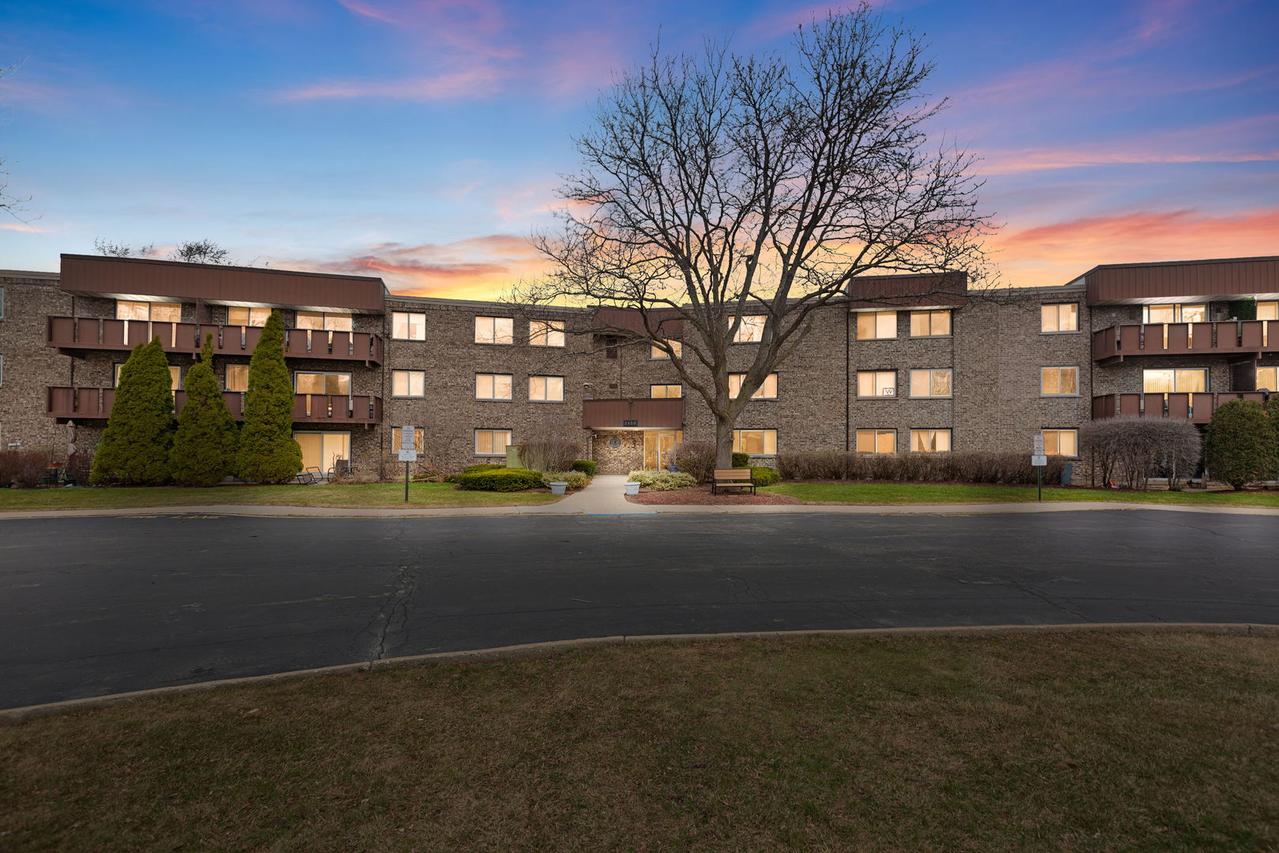 2650 Brookwood Way Dr. #203, Rolling Meadows, IL 60008