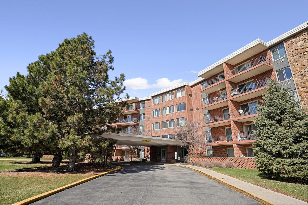 16 E Old Willow Rd. #223S, Prospect Heights, IL 60070