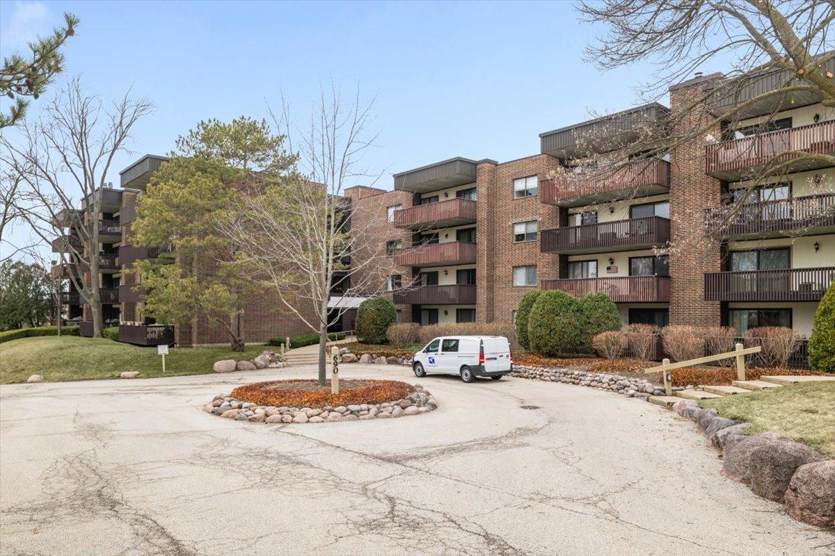 690 Chandler Rd. #211, Gurnee, IL 60031