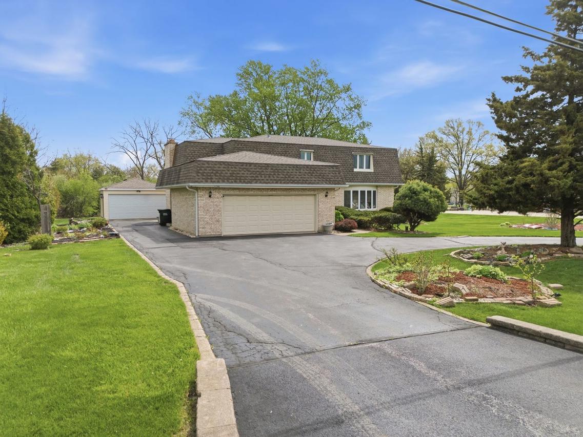 1735 Larson Ln., Roselle, IL 60172