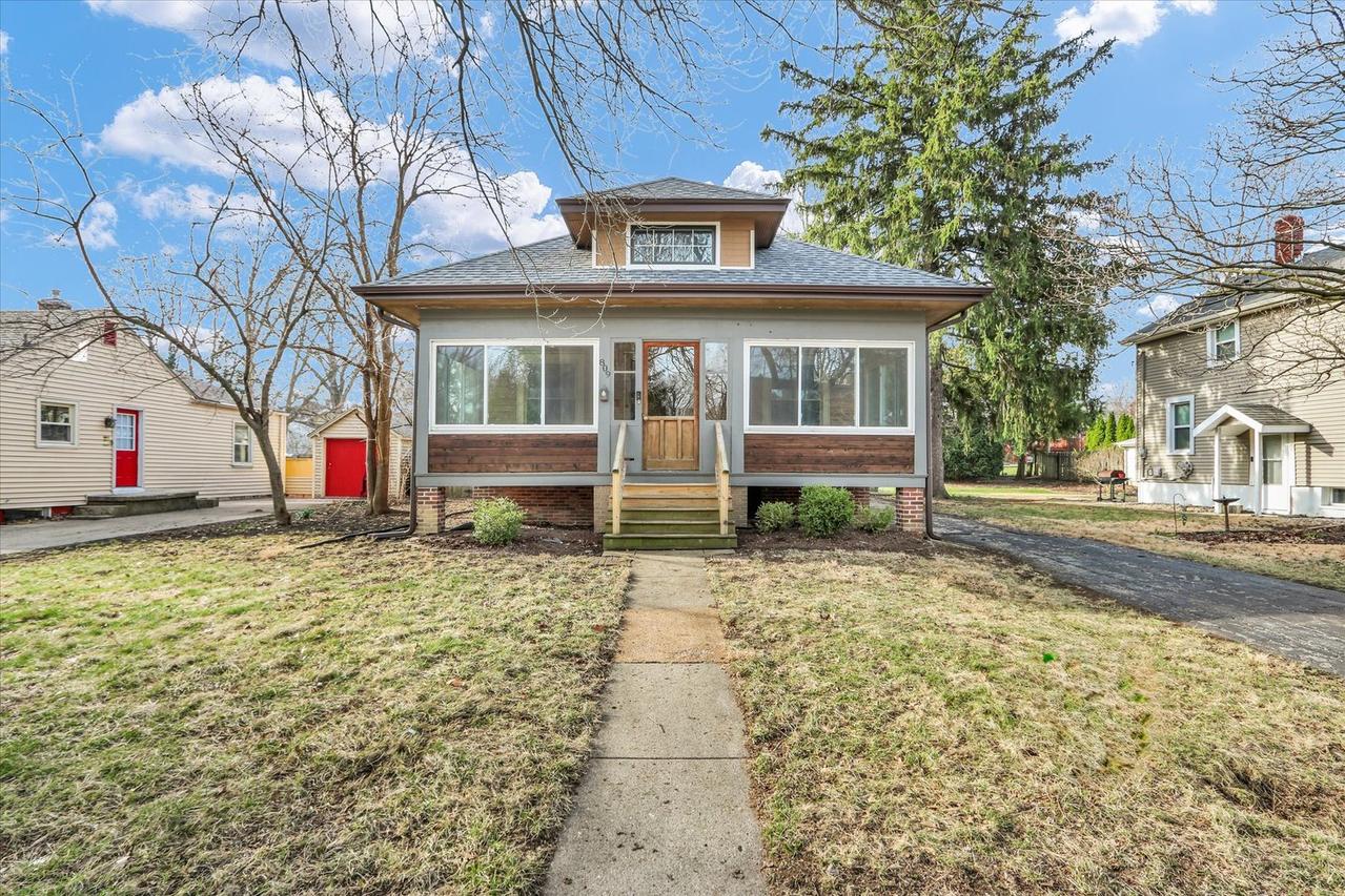 809 W John St., Champaign, IL 61820