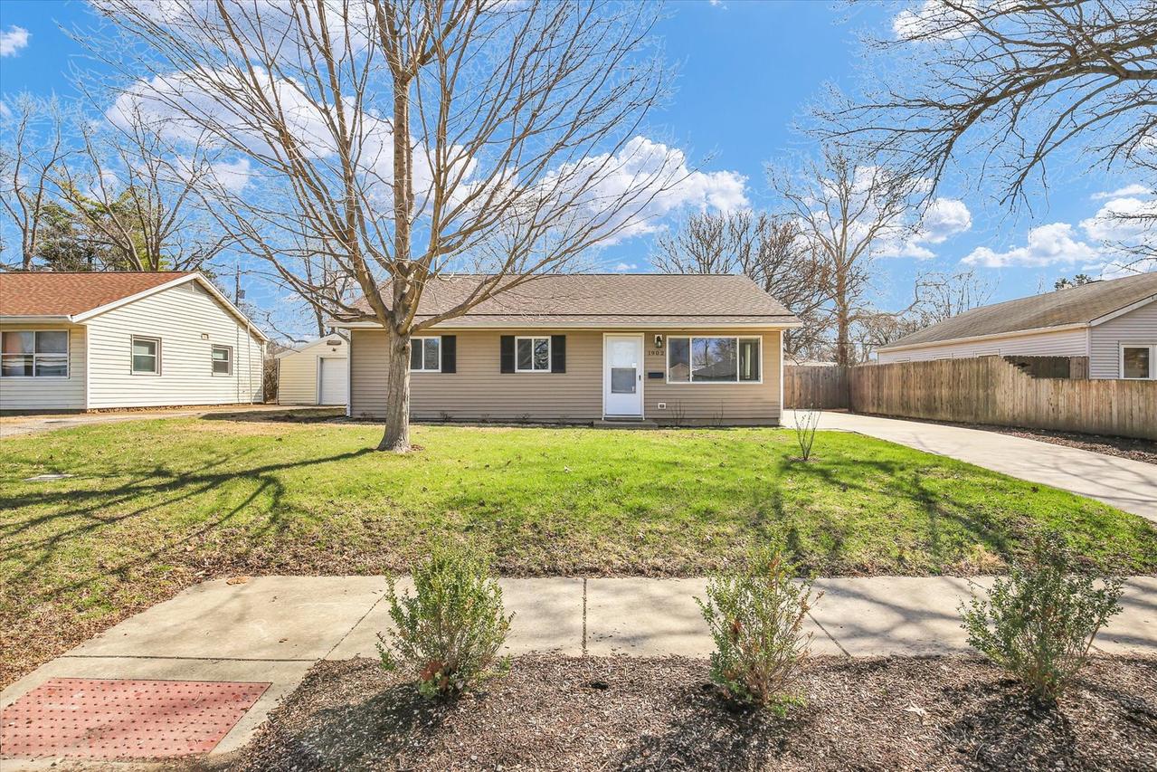 1902 Garden Hills Dr., Champaign, IL 61821